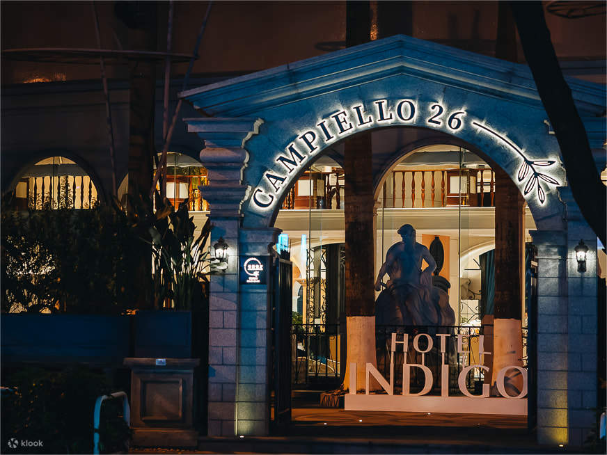 Pintu sisi bar bersebelahan